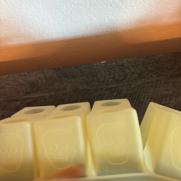 Must bundle ice cube molds - Picture 2 of 5